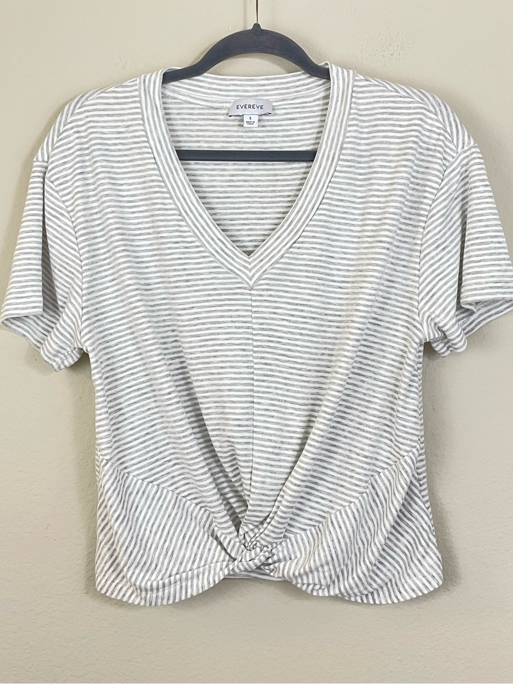 Evereve Gray & White Striped V-Neck Twist Front Knot Short Sleeve Tee Size Small